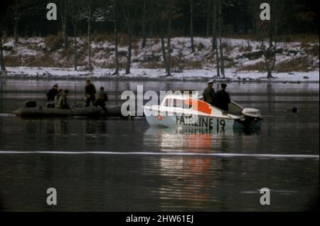 Taucher auf der Suche nach den Überresten von Donald Campbell nach seinem tödlichen Versuch, seinen eigenen Geschwindigkeitsrekord von 276mph zu schlagen. Sein Boot Bluebird stürzte um 300mph Uhr auf dem Lake Coniston ab. 4.. Januar 1967. *** Ortsüberschrift *** watscan - - 01/06/2010 Stockfoto