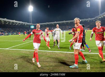 Finale Jubilierung FR, von links nach rechts Christian GUENTER (GÃ nter, FR), Roland SALLAI (FR), Torwart Mark FLEKKEN (FR), Nico SCHLOTTERBECK (FR), Lukas KUEBLER (KÃ bler, FR), Fußball DFB Pokal Viertelfinale, VfL Bochum ( BO) - SC Freiburg (FR) 1: 2 aet, am 2.. März 2022 in Bochum/Deutschland. Â Stockfoto