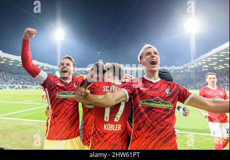 Letzte Jubilierung FR, von links nach rechts Christian GUENTER (GÃ nter, FR), Roland SALLAI (FR), Lukas KUEBLER (KÃ bler, FR), Nico SCHLOTTERBECK (FR), Fußball DFB Pokal Viertelfinale, VfL Bochum (BO) - SC Freiburg (FR ) 1:2 aet, am 2.. März 2022 in Bochum/Deutschland. Â Stockfoto