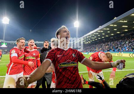 Bochum, Deutschland. 02.. März 2022. Finaler Jubel FR, von links nach rechts Christian GUENTER (GÃ nter, FR), Roland SALLAI (FR), Nico SCHLOTTERBECK (FR), Fußball DFB Pokal Viertelfinale, VfL Bochum (BO) - SC Freiburg (FR) 1:2 NV, am 02,03 .2022 in Bochum/Deutschland. â Credit: dpa/Alamy Live News Stockfoto