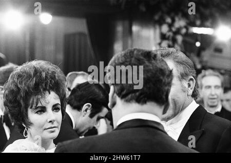 The Taming of the Shrew, Royal Film Performance, The Odeon, Leicester Square, London, Montag, 27.. Februar 1967. Unser Bild zeigt ... Schauspielerin Elizabeth Taylor, die Katharina im Film spielt. Stockfoto