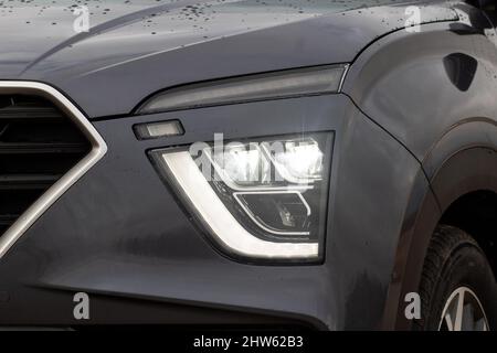 Außenansicht eines Neuwagens. LED-Abblendlicht und Fernlicht vorn Stockfoto