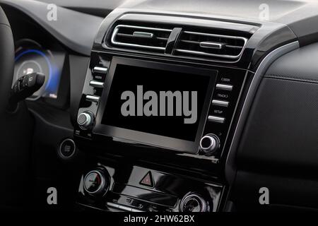 Der Innenraum des Autos. Tablet mit Mockup auf dem Auto Stockfoto