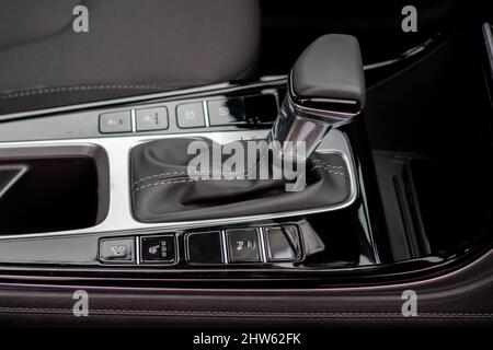 Der Innenraum eines neuen Autos. Automatikgetriebe in Lederausstattung Stockfoto