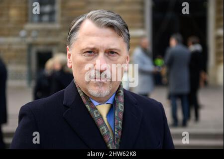 Hamburg, Deutschland. 03. März 2022. Kristijan Tusek, Doyen des Konsularkorps Hamburg und Generalkonsul der Republik Kroatien, steht nach einer Fotosession am Rathausmarkt. Quelle: Jonas Walzberg/dpa/Alamy Live News Stockfoto