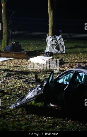 Hamburg, Deutschland. 03. März 2022. Fahrzeugteile und eine zerstörte Schutzschiene im grünen Bereich am Unfallort. Ein Fahrer kollidierte am A7 in Hamburg mit einem anderen Auto und starb. Quelle: Jonas Walzberg/dpa/Alamy Live News Stockfoto