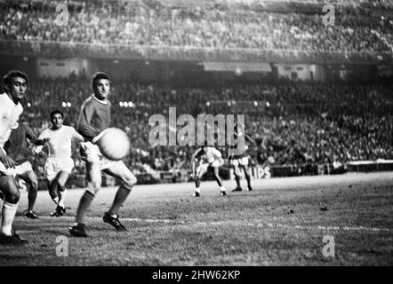 Halbfinale des Europacups im Santiago Bernabeu Stadion in Madrid. Real Madrid und Manchester United zogen das Spiel 3-3 an, aber United ging dank des schlanken Sieges von 1-0 in der ersten Etappe bei Old Trafford zum ersten Mal in die Europameisterschaft. Das Bild zeigt: Bill Foulkes in Aktion während des Spiels. 15. Mai 1968. Stockfoto