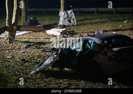 Hamburg, Deutschland. 03. März 2022. Fahrzeugteile und eine zerstörte Schutzschiene im grünen Bereich am Unfallort. Ein Fahrer kollidierte am A7 in Hamburg mit einem anderen Auto und starb. Quelle: Jonas Walzberg/dpa/Alamy Live News Stockfoto