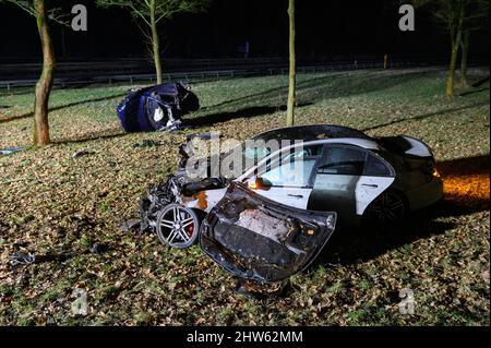 Hamburg, Deutschland. 03. März 2022. Die zerstörten Unfallfahrzeuge stehen am Unfallort im grünen Bereich der Anschlussstelle Marmstorf unter Trümmern. Ein Fahrer kollidierte am A7 in Hamburg mit einem anderen Auto und starb. Quelle: Jonas Walzberg/dpa/Alamy Live News Stockfoto