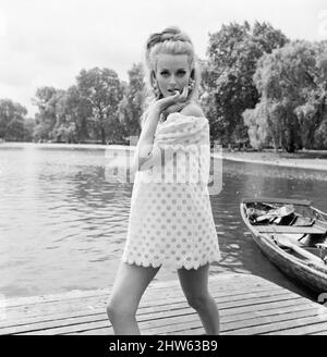Celeste Yarnall, amerikanische Schauspielerin, The Boating Lake, Regents Park, London, Mittwoch, 16.. August 1967. Celeste Yarnall wird in dem Film Eve, alias The Face of Eve, Eve in the Jungle oder Diana, Tochter der Wildnis, die Rolle eines halb wilden weißen Mädchens spielen. Stockfoto