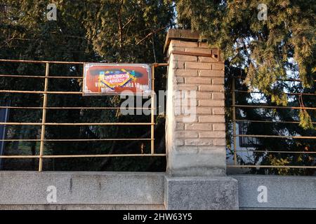 Rotes Straßenschild Ruska - Übersetzung: Russisch - ist mit der Aufschrift Ukrajinske armady - Übersetzung: Ukrainische Armee - in Prag Vrsovice eingeklebt Stockfoto