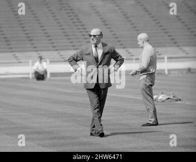 Manchester United-Manager Matt Busby untersucht das Spielfeld in Wembley vor dem EM-Finale seiner Seite gegen Benfica. 29. Mai 1968. Stockfoto