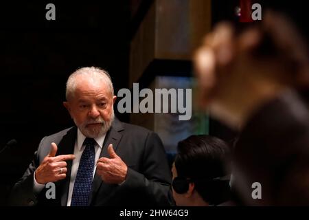 Nicht exklusiv: MEXIKO-STADT, MEXIKO - 3. MÄRZ 2022: Der ehemalige Präsident Brasiliens, Luiz Inácio Lula da Silva, spricht während eines Gesprächs mit der de Stockfoto