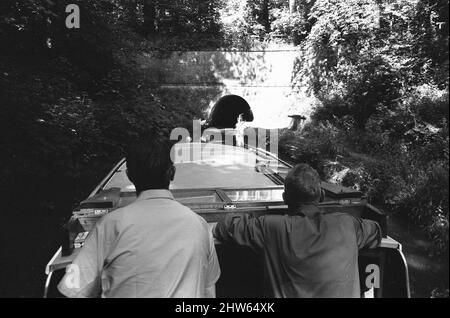 Ein kleines Vergnügungsschiff, das hier beim Anfahren des Chirk-Tunnels am Llangollen-Kanal vorbeifährt. 24.. Juli 1967 Stockfoto