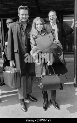 Der amerikanische Country-Sänger Johnny Cash und seine Frau June Carter kommen aus New York am Flughafen Heathrow an. 2. Mai 1968. Stockfoto