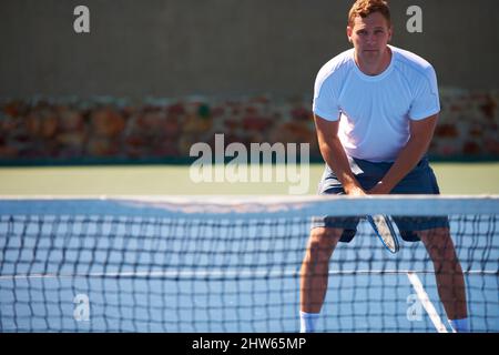 Bereit für diese Rückkehr. Aufnahme eines Mannes, der Tennis spielt. Stockfoto