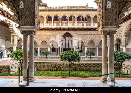 Innenhof Patio de las Doncellas, Königspalast Alcázar, Sevilla Andalusien, Spanien | Innenhof Patio de las Doncellas, der Königliche Alcázar von Sevill Stockfoto