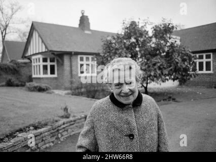 Richmal Crompton, Autorin der „Just William“-Bücher, fotografiert in ihrem Haus in der Orpington Road, Chislehurst, Kent. 15.. November 1968. Y10132. Stockfoto