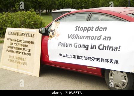 Wien, Österreich. 12. Juli 2006. Falun Dafa Demonstration in Wien. Inschrift „Stoppt den Völkermord an falun gong in China“. Stockfoto