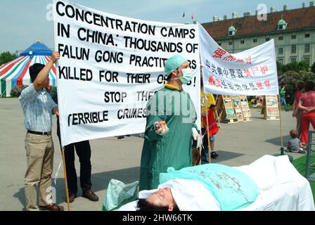 Wien, Österreich. 12. Juli 2006. Falun Dafa Demonstration in Wien Stockfoto