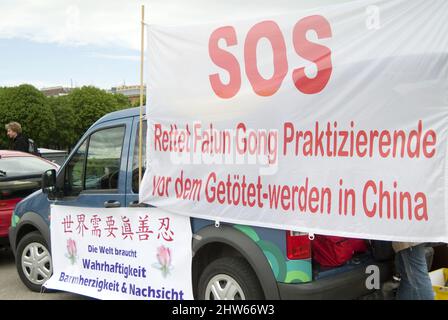 Wien, Österreich. 12. Juli 2006. Falun Dafa-Demonstration in Wien. Inschrift "Rettet Falun Gong Praktizierende vor dem Tod in China". Stockfoto