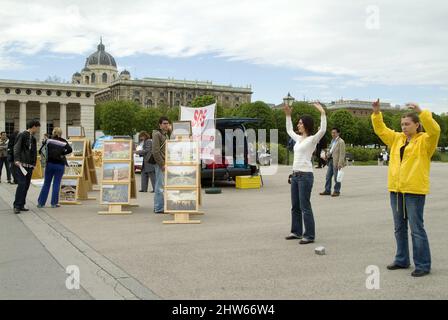 Wien, Österreich. 12. Juli 2006. Falun Dafa Demonstration in Wien Stockfoto