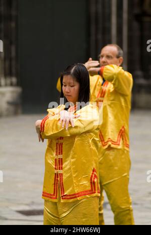 Wien, Österreich. 12. Juli 2006. Falun Dafa Demonstration in Wien Stockfoto