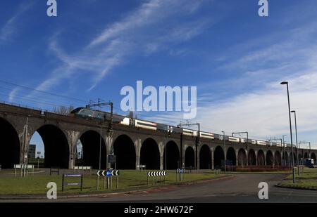 Avanti West Coast Pendolino 390045 kreuzt das Dutton Viadukt in Widnes. Der Zug ist die 10,07 von London Euston nach Liverpool Lime Street. Stockfoto