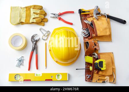 Verschiedene Arbeitswerkzeuge auf weißem Hintergrund Stockfoto