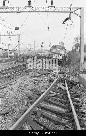 Der Eisenbahnunfall von Stechford 1967 ereignete sich am 28.. Februar 1967 am Bahnhof Stechford in der Gegend von Stechford in Birmingham, England. Hauptursache - Treiberfehler. Sekundäre Ursache - Shunter-Fehler. Ergebnis Nebeneinanderprall, Entgleisung, Kollision mit der Struktur. 9 Tote, 16 Verletzte. Eine Diesellokomotive der Baureihe 24 war mit einem Ballastzug am Stechford-Nebengleise angekommen. Dies sollte nach Nuneaton zurückkehren und so musste die Lokomotive um den Zug fahren. Es gab zu viele Waggons, um die Rundlaufschleife zu verwenden, so dass der Head Shunter beschloss, die Lok über die zu fahren Stockfoto