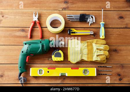 Verschiedene Arbeitswerkzeuge auf Holzbrettern Stockfoto