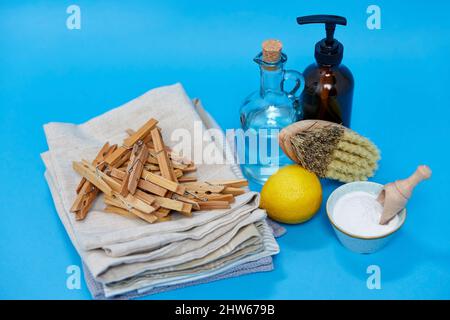 Backpulver, Zitrone, Pinsel, Essig und Wäscheklammern Stockfoto