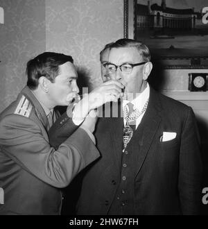 LT. Col Valery Bykovsky, sowjetischer Kosmonaut am Flughafen London-Heathrow, Donnerstag, 19.. Oktober 1967. Valery Bykovsky stellte einen Weltraumausdauerrekord auf, als er 1963 fünf Tage im Orbit an Bord von Vostok 5 verbrachte. Es bleibt der Langstreckenrekord für einen Solo-Weltraumflug. (4 Tage, 23 Stunden in Vostok 5 vom 14. Bis 19. Juni 1963) Unser Bild zeigt ... Valery Bykovsky genießt einen Willkommensdrink mit Sir Percy Rugg, dem konservativen Vorsitzenden des Greater London Council. Stockfoto