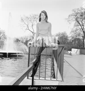 Francoise Hardy, französische Sängerin entspannt sich im Frühlingssonnern, Hyde Park, London, Sonntag, 14.. April 1968. Stockfoto