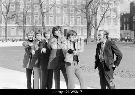 Die Bee Gees werden von Großbritanniens Top-Comedy-Autor Johnny Speight auf Herz und Nieren geprüft, der das Drehbuch für ihren ersten abendfüllenden Spielfilm „Lord Kitchener's Little Drummer Boys“ schreiben wird. Die Handlung betrifft die Presseverhandlung der Jungen, um während des Burenkrieges als Bandenmitglieder in die Armee einzutreten, die Dreharbeiten beginnen später in diesem Jahr. Johnny marschiert die Bee Gees durch London, während er ihnen einen Vorgeschmack auf das gibt, was am 29.. März 1968 kommen wird. Im Bild (l bis r) Vince Melouney, Colin Peterson, Robin Gibb, Barry Gigg & Maurice Gibb mit Johnny Speight Stockfoto