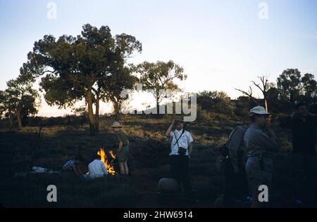 Curtin Springs, Melbourne Grammar School Expedition, Northern Territory, Australien im Lagerfeuer von 1956 Stockfoto