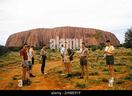 Melbourne Grammar School Expedition, Northern Territory, Australien in 1956 Jungen am Ayers Rock, Uluru Stockfoto