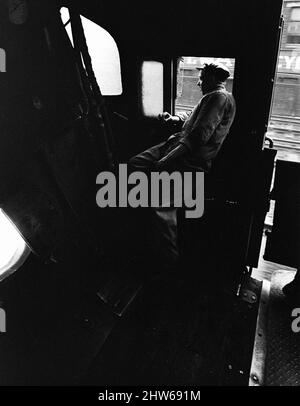 Ein Blick von der Fußplatte der Lokomotive Nr. 34021. Ein Bulleid Pacific Motor der West Country Class, der vor dem retirement30.. April 1967 seine letzte Reise von Salisbury in Wiltshire nach London, Waterloo, macht. Stockfoto