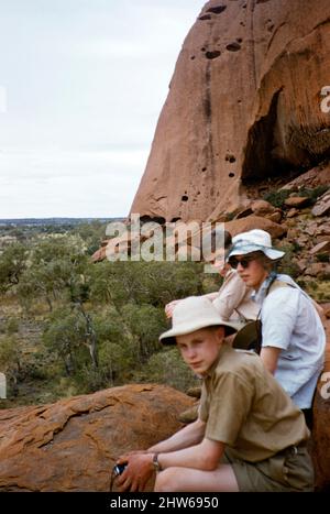 Melbourne Grammar School Expedition, Northern Territory, Australien in 1956 Jungen am Ayers Rock, Uluru Stockfoto