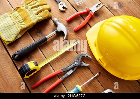 Verschiedene Arbeitswerkzeuge auf Holzbrettern Stockfoto