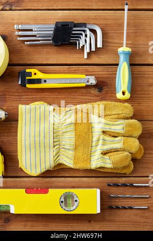 Verschiedene Arbeitswerkzeuge auf Holzbrettern Stockfoto