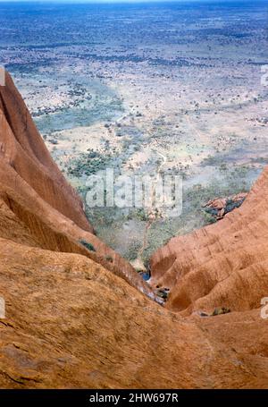 Melbourne Grammar School Expedition, Northern Territory, Australien im Jahr 1956 Blick auf erodierte Wasserfall-Schlucht zu landen unten Stockfoto