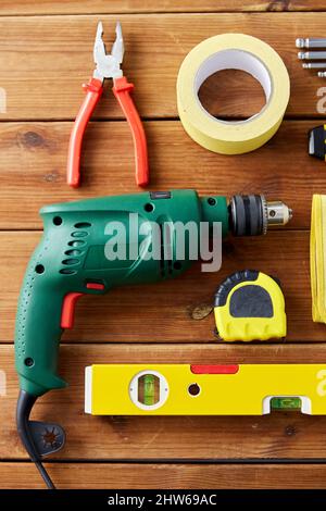 Verschiedene Arbeitswerkzeuge auf Holzbrettern Stockfoto
