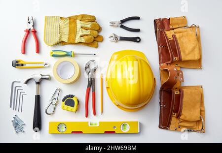 Verschiedene Arbeitswerkzeuge auf weißem Hintergrund Stockfoto