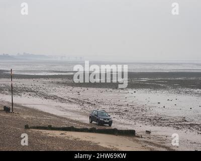 Sheerness, Kent, Großbritannien. 4. März 2022. UK Wetter: Ein nebliger nebliger Morgen und eine extrem niedrige Flut in Sheerness, Kent. Kredit: James Bell/Alamy Live Nachrichten Stockfoto