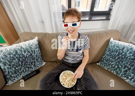 Junge in 3D Filmbrillen und Fernsehen zu Hause Stockfoto