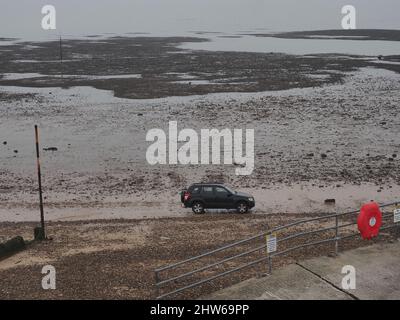 Sheerness, Kent, Großbritannien. 4. März 2022. UK Wetter: Ein nebliger nebliger Morgen und eine extrem niedrige Flut in Sheerness, Kent. Kredit: James Bell/Alamy Live Nachrichten Stockfoto