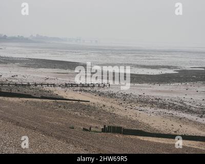 Sheerness, Kent, Großbritannien. 4. März 2022. UK Wetter: Ein nebliger nebliger Morgen und eine extrem niedrige Flut in Sheerness, Kent. Kredit: James Bell/Alamy Live Nachrichten Stockfoto