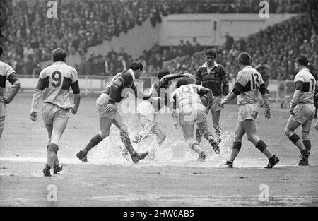Leeds 11-10 Wakefield Trinity, Rugby League Challenge Cup Finalspiel im Wembley Stadium, London, Samstag, 11.. Mai 1968. Das Spiel wird auch als WaterSplash Final bekannt, da der Zustand des wasserprotokollierten Platzes durch schwere Regengüsse sowohl vor als auch während des Spiels verursacht wurde. Stockfoto