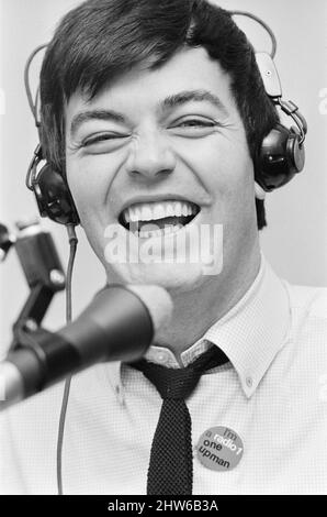 Tony Blackburn, der 22-jährige Disc Jockey, in seinem Studio bei Radio Luxemburg, präsentiert seine Radiosendung. Tony Blackburn startete kürzlich BBC, Radio One startete auf 7am. Freitag, 30.. September 1967. Bild aufgenommen am Samstag, 1.. Oktober 1967 Stockfoto